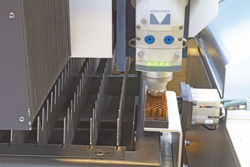 Blick auf den Procutter-Autofokus-Schneidkopf von Precitec, der in der Knuth-Anlage implementiert ist. Er kalibriert die Höhenabtastung nach einem Düsenwechsel automatisch und sorgt auch selbstständig für die Düsenreinigung. (Knuth)