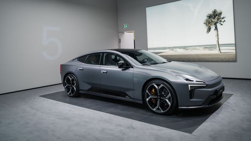 Präsentiert wird Polestar 5 in München in gewohnt schlichter Atmosphäre, statt mit einer Lichtshow, wie bei manch einem Wettbewerber. (Bild: Polestar)