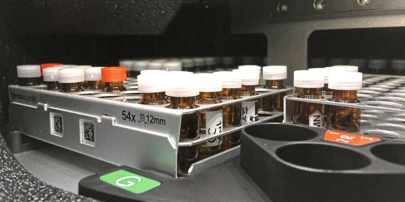 Abb. 1: Proben im Autosampler: Die Massenspektrometrie ermöglicht einen hohen Automatisierungsgrad. Abb. 1: Proben im Autosampler: Die Massenspektrometrie ermöglicht einen hohen Automatisierungsgrad.