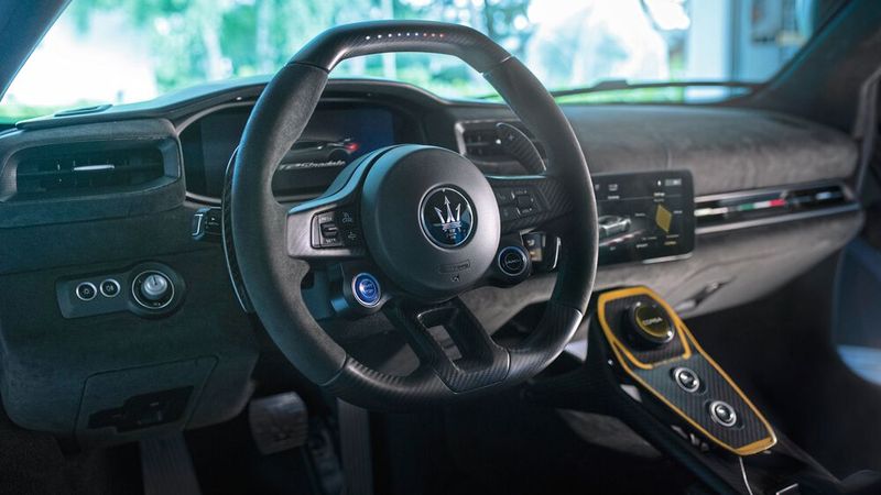 Die Lenkung ist leichtgängiger als vermutet, liefert aber dennoch die nötige Spurtreue. (Bild: Maserati)