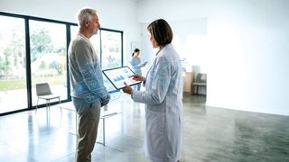 KI kann in ganz unterschiedlichen Bereichen des Gesundheitswesens eingesetzt werden: von der Bedarfsplanung über Patienten-Prozesse bis hin zur Forschung. (Bild: © Olivia - stock.adobe.com / KI-generiert)