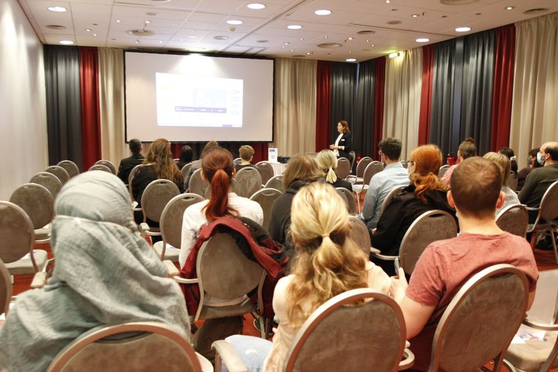 Mindestens genauso wichtig sind die Vorträge auf der LAB-SUPPLY, in denen Applikationsexperten z. B. Tipps und Tricks für den Laboralltag geben und bestimmte Analytik-Methoden vorstellen.   Mehr Infos zu den kommenden LAB-SUPPLY-Messen finden Sie auf www.lab-supply.info.  (C. Lüttmann, LABORPRAXIS)