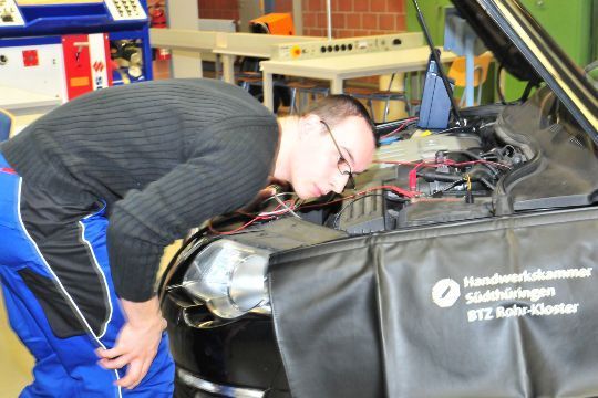 Der Sachse Franz Havlat versucht hier gerade in den Motor hineinzuhören, um den Grund dafür zu finden, dass die Standheizung ihren Dienst versagt. (Archiv: Vogel Business Media)