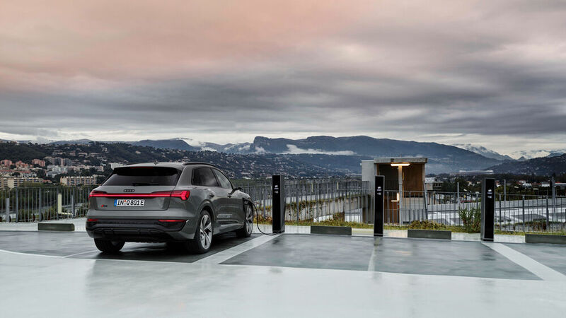 Wer sich ein neues E-Auto von Audi bestellt, bekommt für 12 Monate die Grundgebühren für den Audi-Charging-Tarif „Pro“ geschenkt.