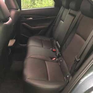 Geräumig: Auch zu viert lässt es sich mit dem kompakten SUV gut fahren.(Bild:  Jens Scheiner/»Automobil Industrie«)