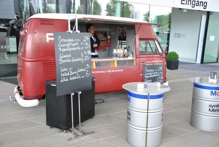 Stilechte Getränkebar: Alter Hochdachbulli auf dem Museumsvorplatz. (Foto: Dominsky)
