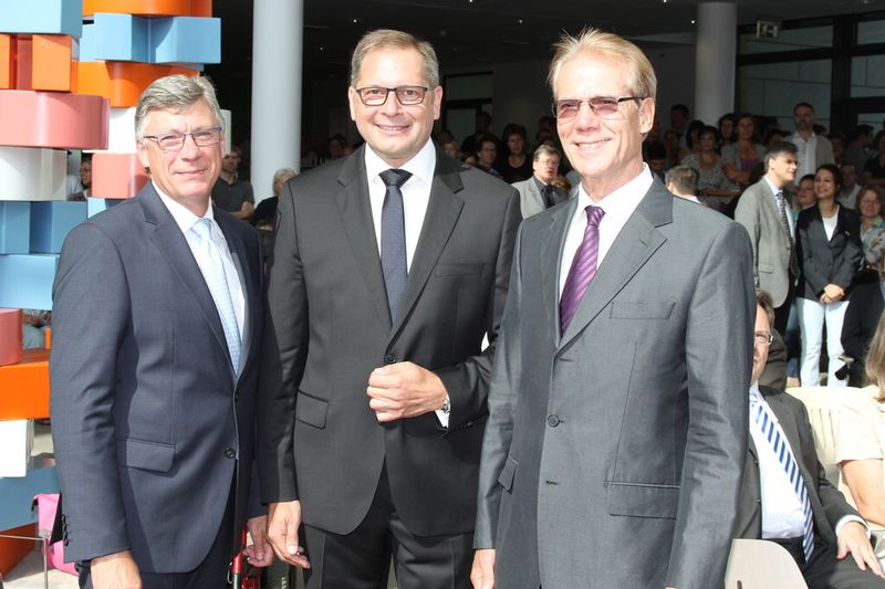 Heute ist Prof. Dr. Karl Broich als neuer Präsident des Bundesinstituts für Arzneimittel und Medizinprodukte eingeführt worden. Zu sehen sind von links: Lutz Stroppe, Staatssekretär im Bundesministerium für Gesundheit, Prof. Karl Broich und Prof. Dr. Walter Schwerdtfeger, der ehemalige Präsident des Bundesinstituts für Arzneimittel und Medizinprodukte. (BfArM)