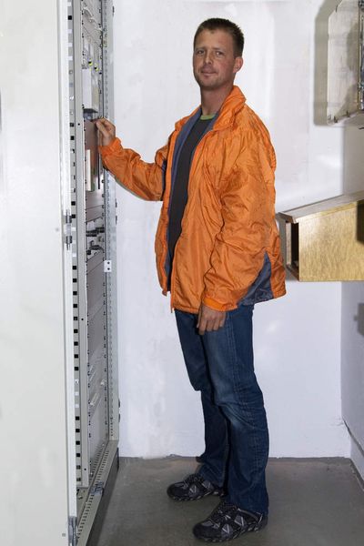 Franz Meiser, Erdgas Südbayern, gleicht regelmäßig die in der Leitware angezeigten Messwerte mit den Anzeigen der 19-Zoll-Karten in den Stationen ab.  (Bild: Turck)