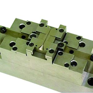 Bild 1: Werkzeugoberteil mit sichtbarer Form und Dichtkegel für die Mikroumformung von kleinsten Röhrchen.