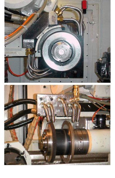 Bild 4: Anordnung der Düsen zur Kühlschmierstoffzuführung beim Schleifen von Turbinenschaufeln.  a Ausgangslage, acht offene Rohre mit jeweils 8 mm Auslassdurchmesser für zwei Schleifscheiben, b optimiert, nur noch fünf Düsen mit Auslassdurchmesser 4 mm (Archiv: Vogel Business Media)