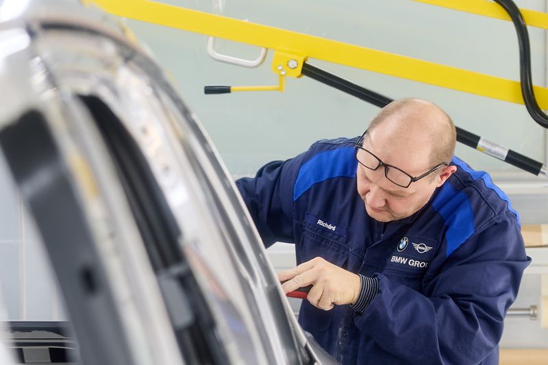 Aktuell entstehen hier Erprobungsfahrzeuge. Im Bild: Qualitätskontrolle einer Testkarosse des neuen iX3. (Bild: BMW)