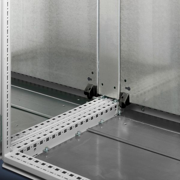 Der Anwender kann zwischen zwei TS 8 Anreihschränken ein Montageplatten-Zwischenstück einsetzen und erhält so eine durchgehende Montageplatte über beide Schränke, die er dann beliebig bestücken kann. (Rittal)