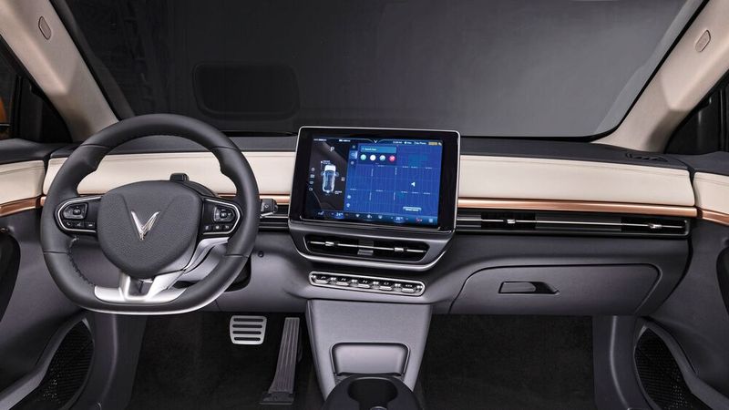 Der Infotainment-Bildschirm ist 12,9 Zoll groß. (Bild: Vinfast)