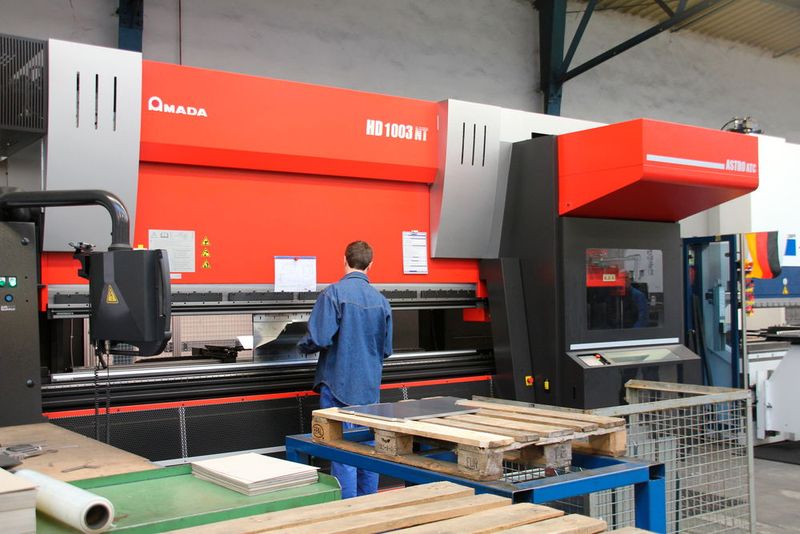 Auf der Amada-Abkantpresse HD 1003 ATC können die Mitarbeiter bei Dreeskornfeld rüstintensive Teile besonders schnell fertigen. (Bild: Itasse)