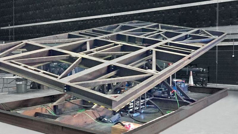 Präzise und authentische Bewegungen dank Siko-Seilzuggebern im Hydraulikzylinder: 12-Meter-Bootsdeck bei „Phantastische Tierwesen“. (Bild: Siko)