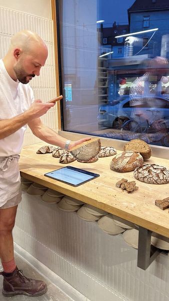 Für die Qualitätskontrolle werden täglich mit dem iPhone Fotos der Backwaren gemacht. (Bild: Vogel IT-Medien)