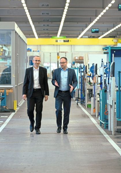«Durch die neue Struktur kann Trumpf in der Schweiz einerseits schlagkräftiger und andererseits noch kundennäher agieren», Andreas Conzelmann und Adrian Schär am Produktionsstandort Grüsch der Trumpf Schweiz AG.  (SMM – Konrad Mücke)