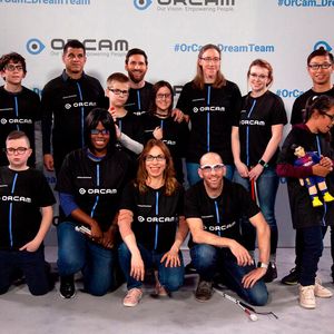 Die ersten zwölf Menschen haben im Rahmen der kampagne den Fußballstar in Barcelona getroffen und die Sehhilfe erhalten.(Bild:  Orcam)