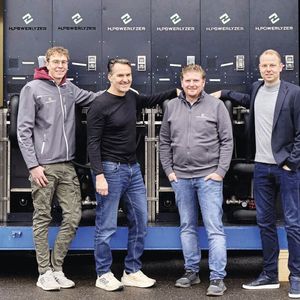 Zusammenarbeit für die Energiewende: Jens Fröhlich, Manfred Limbrunner und Sebastian Niehoff von H2 Powercell sowie Robin Bertling von Beckhoff (v.l.).(Bild:  Beckhoff Automation)