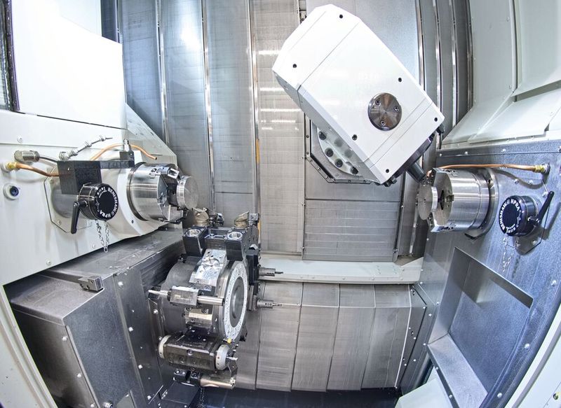 Vue de l'espace de travail du Nakamura-Tome MX-100, avec une broche principale, une contre-broche, une broche de fraisage performante et une tourelle inférieure pouvant accueillir jusqu’à 48 outils. (Source : Matthias Böhm)