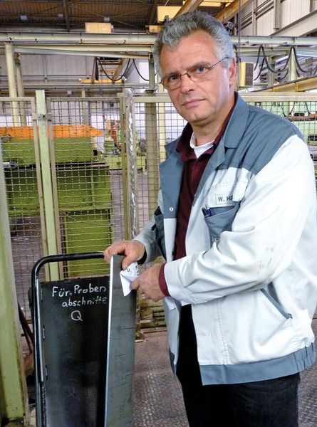 Dipl.-Ing. Wilfried Hentschel, bei der Hörmann Automotive Gustavsburg GmbH für Anlagen- und Prozessplanung im Bereich Rahmenlängsträger verantwortlich: „Ein besonderes Qualitätsmerkmal der Kohler-Anlage ist die Reduzierung der sogenannten Säbelförmigkeit nach dem Längsteilen der Platine. Wir schaffen es um die 2 bis 2,5 mm oder kleiner auf 10 m Länge.“ (Bild: Kuhn)