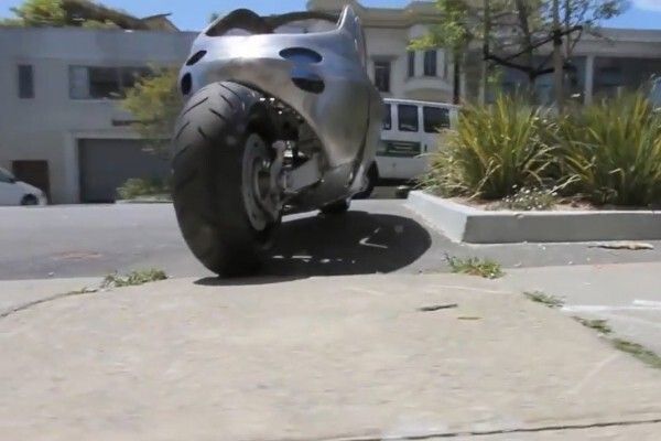 Das C1 von Lit Motors: zwei Gyroskope sorgen dafür, dass der elektrische Zweiradkabinenroller nicht umfallen kann - auch nicht bei einem Unfall (Bild: Lit Motors)