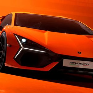 Unter der Carbon-Karosserie steckt ein bislang einmaliges Antriebskonzept.(Bild:  Lamborghini)