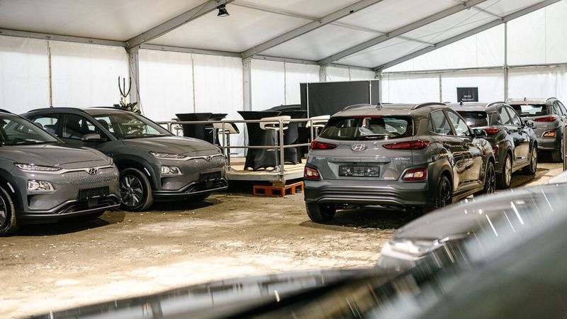 In einem eigens aufgestellten Zelt ist Platz für 20 Fahrzeuge, die zur Auslieferung bereitstehen. (Bild: Torpedo-Gruppe)