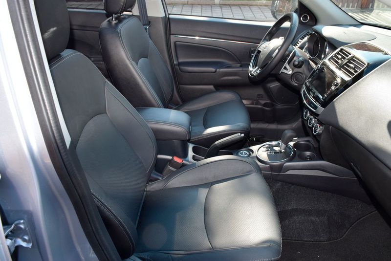 Die überaus bequemen Ledersitze vermitteln guten Seitenhalt. (Holz / »kfz-betrieb«)