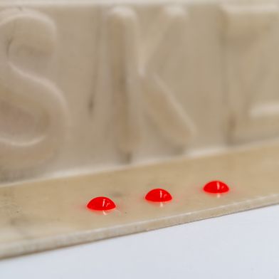 Der Kontaktwinkel gibt Aufschluss über den Zustand der Kunststoffoberfläche. (Bild: Luca Hoffmannbeck, SKZ)