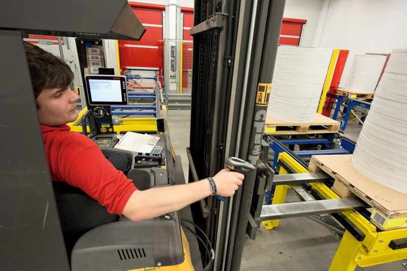 Die Nachschubversorgung für Produktion sowie Kommissionierung erfolgt automatisch aus dem Hochregallager. Sobald die Paletten am Auslagerstich antreffen, scannt der Staplerfahrer diese und erhält über seinen Monitor den Ziellagerplatz. (Bild: SSI Schäfer)