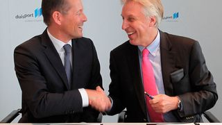 Thomas Wessel, Personalvorstand und Arbeitsdirektor von Evonik Industries, und Erich Staake, Vorstandsvorsitzender des Duisburger Hafen, unterzeichneten den Joint Venture-Vertrag. (Bild: Duisburger Hafen)