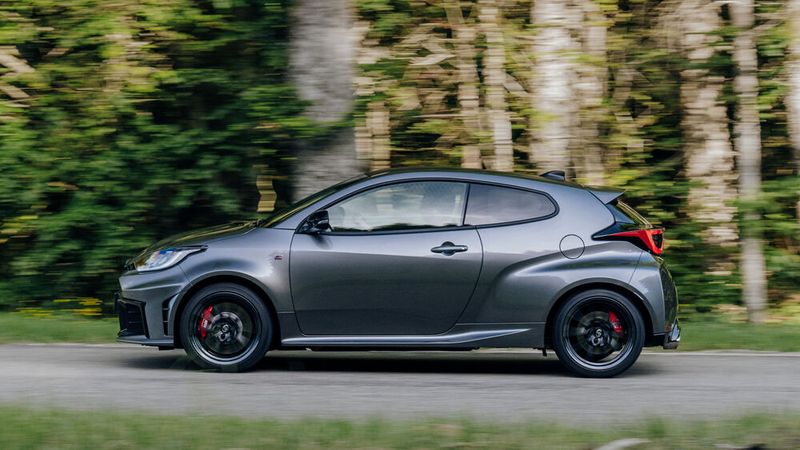 Die Seitenansicht offenbart die deutlich abfallende Dachlinie des dreitürigen Vier-Meter-Flitzers. (Bild: Jayson Fong)