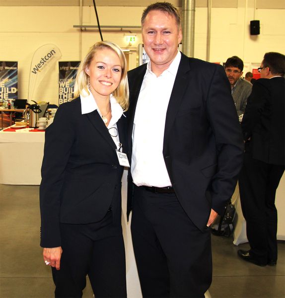 Netzwerk-Spezialist Corning war mit einem Stand vertreten. Auf dem Bild sind Joergen Janson (Corning) und Eva Kanzler (Vogel IT-Akademie). (Vogel IT-Medien GmbH)