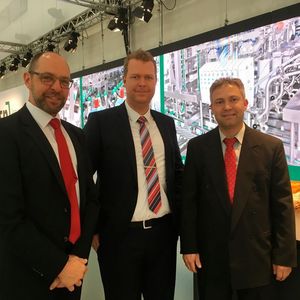 Zufrieden mit dem Ergebnis (v.l.n.r.): Michael Fahr (Leuze electronic), Jan Kronenberg 
und Thomas Berger (SN Maschinenbau).