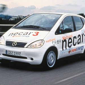 Im Forschungsfahrzeug Necar 3 auf Basis der A-Klasse (W 168) erprobte Mercedes-Benz 1997 einen Brennstoffzellenantrieb mit Methanol als flüssigem Wasserstoffspeicher. Dieser geriet aber in Veruf, da bei seiner „Verbrennung“ Kohlenmonoxid entsteht.(Bild:  Daimler AG)