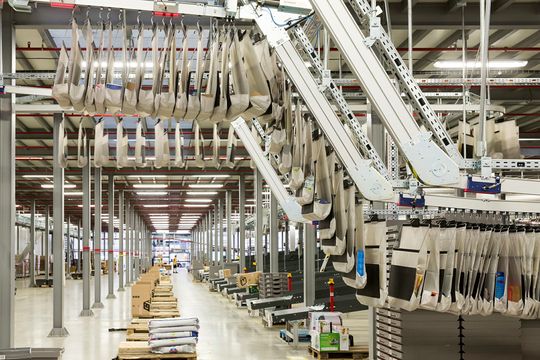 (Die Lösung von Knapp mit OSR Shuttle und Taschensorter überzeugte Mall.cz durch die hohe Flexibilität und Skalierbarkeit. (Bild: Knapp/Niederwieser))