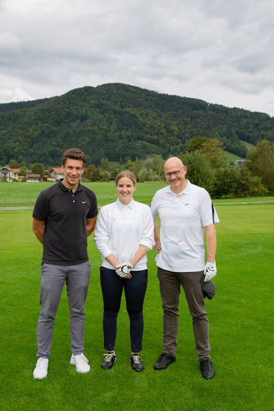 (v. l.) Thomas Gmeiner und Reinhold Egenter (Bytec) kümmern sich um ihre weibliche Flightverstärkung Emily Raidt (IONOS) (Bild: Vogel IT-Medien GmbH)