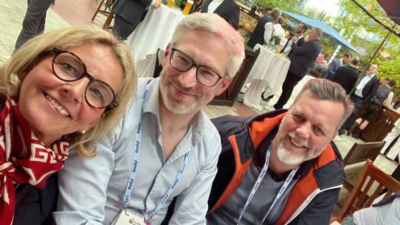 Die drei kennen sich schon ganz lange und es werden ein paar Memories ausgetauscht: (v. l.) Stephanie Steen (IT-BUSINESS), Joachim Fischer (Sony) und Thorsten Wien (IUF) (Bild: Vogel IT-Medien GmbH)