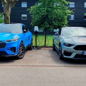 2. Die Abmessungen: Der Mustang und Mustang Mach-E GT im Vergleich – am auffälligsten ist der Höhenunterschied. Der Stromer ist mit 1.613 Millimetern gut 20 Zentimeter höher als der Verbrenner. In der Länge unterscheiden sich die beiden Modelle indes kaum. (Bild:  Mauritz – »kfz-betrieb«)