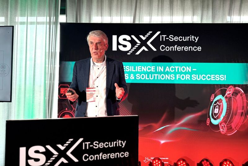 Während sich Voudoulaki mit allen, die noch mehr über das Zusammenspiel von AI und Compliance erfahren wollten, in den Think Tank zurückzog, übernahmen wieder die Hersteller die Bühne, wie hier Frank Jonas, Head of Enterprise Sales DACH bei Kaspersky zum Thema „Stillstand ist Rückschritt – Ausbau einer zeitgemäßen CyberSecurity-Architektur“. (Bild: Vogel IT-Akademie)