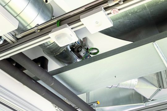 Abb. 3: Der laborspezifischen Controller Desigo CET erlaubt die Messung, Überwachung und bedarfsgerechte Regelung von Luftvolumenströmen sowie Raumdruckwerten. (Bild:  Siemens)