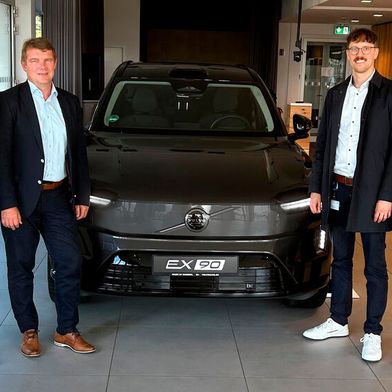 Volvo und Car-Garantie haben eine Langzeitgarantie für Hochvoltbatterien entwickelt: (v.l.) Mark-Jeroen Kandybowicz (Manager Used Cars & Rental Business, Volvo Car Germany), André Winzer (Director Cooperations CarGarantie), Dominik Kowalewski (Used Cars & Rentals, Germany Volvo Car Germany) und Burkard Rönker (Senior Specialist Service Business, Volvo Car Germany). (Bild: CarGarantie)