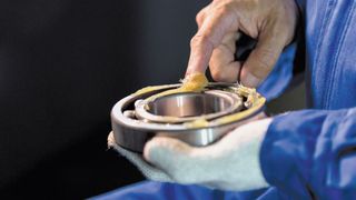 Wälzlagerausfälle stehen oft im Zusammenhang mit der Schmierung.  Zu viel oder zu wenig Schmierstoff, Verschmutzung oder gar ein unpassendes Produkt können die Auslöser sein. (© surakit – stock.adobe.com)
