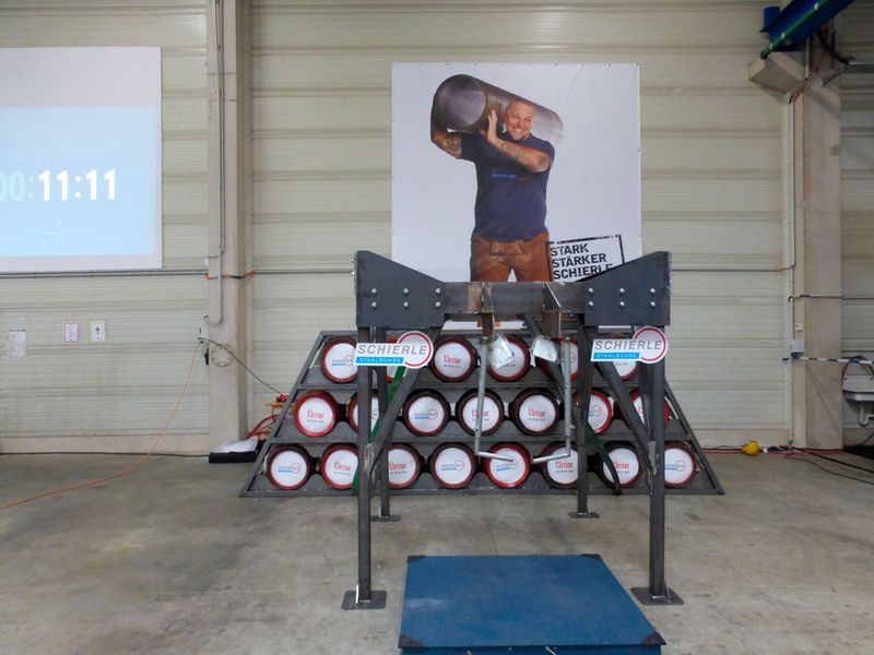 Der Salzburger Extrem-Kraftsportler Franz Müllner hat bei Schierle einen neuen Guinness-Weltrekord aufgestellt: 883 kg. Schierle hat dafür das Metallgestell gebaut, mit dem er die Last gestemmt hat... (Finus)