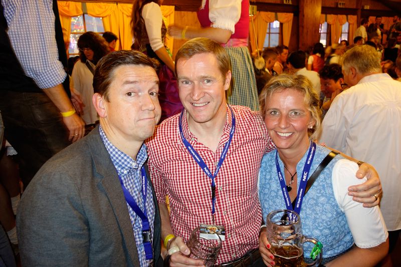 (l.) Simon Jackson, NEC, mit Lutz Kern, Kern & Stelly, und Stephanie Steen, IT-BUSINESS (Bild: IT-BUSINESS)