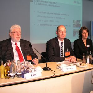 v.l.n.r.: Joseph Rath, Geschäftsführer des SPS-Veranstalters Mesago; Co-Geschäftsführer Johann Thoma; Sylke Schulz-Metzner, Bereichsleiterin der SPS