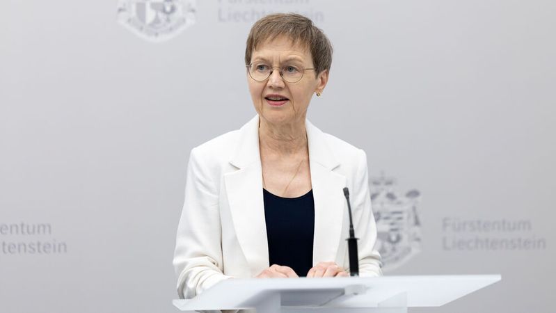 Regierungschefin Brigitte Haas im Rahmen der Pressekonferenz zum unberechtigten Datenzugriff auf Verzeichnisdaten.(Bild:  IKR/Tatjana Schnalzger)