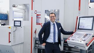 Gerd Messmer vor der Hermle C12U mit integrierter RS05-2-Automation. Eine Werkzeugmaschine, die perfekt zugeschnitten ist für die mannlose Fertigung.  (Bild: Matthias Böhm)