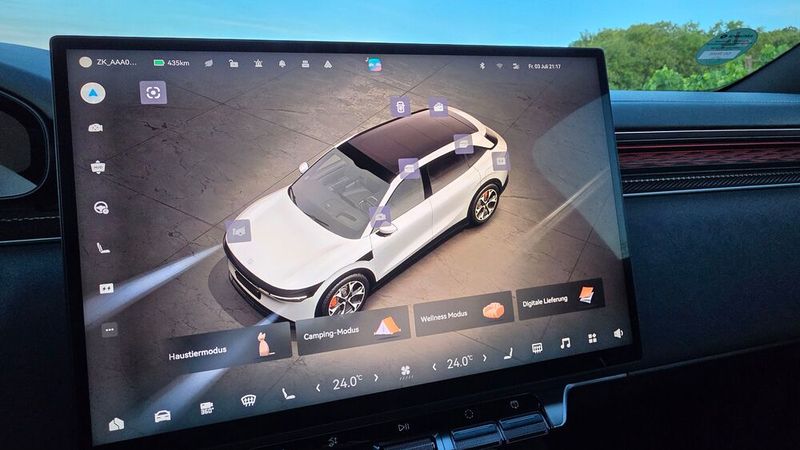 7. Die Bedienung: Man muss sich schon etwas länger mit der Bedienung beschäftigen, um den kompletten Funktionsumfang kennenzulernen, den der Zeekr 7X bietet. Alles in allem sorgt die logische Anordnung auf dem Touchscreen dafür, dass man recht schnell an sein gewünschtes Ziel kommt. Beispielsweise findet sich auf der vertikalen Leiste die Verstellmöglichkeit der Außenspiegel und des Head-up-Displays.  (Bild: Mauritz – VCG)